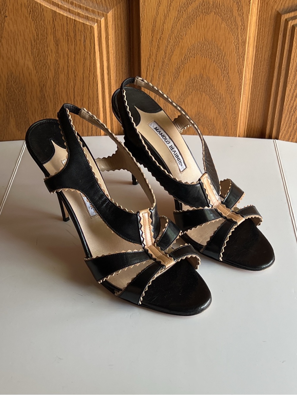 Manolo Blahnik Leather Slingback Sandals EU 40 T Strap Scallop Trim Heel